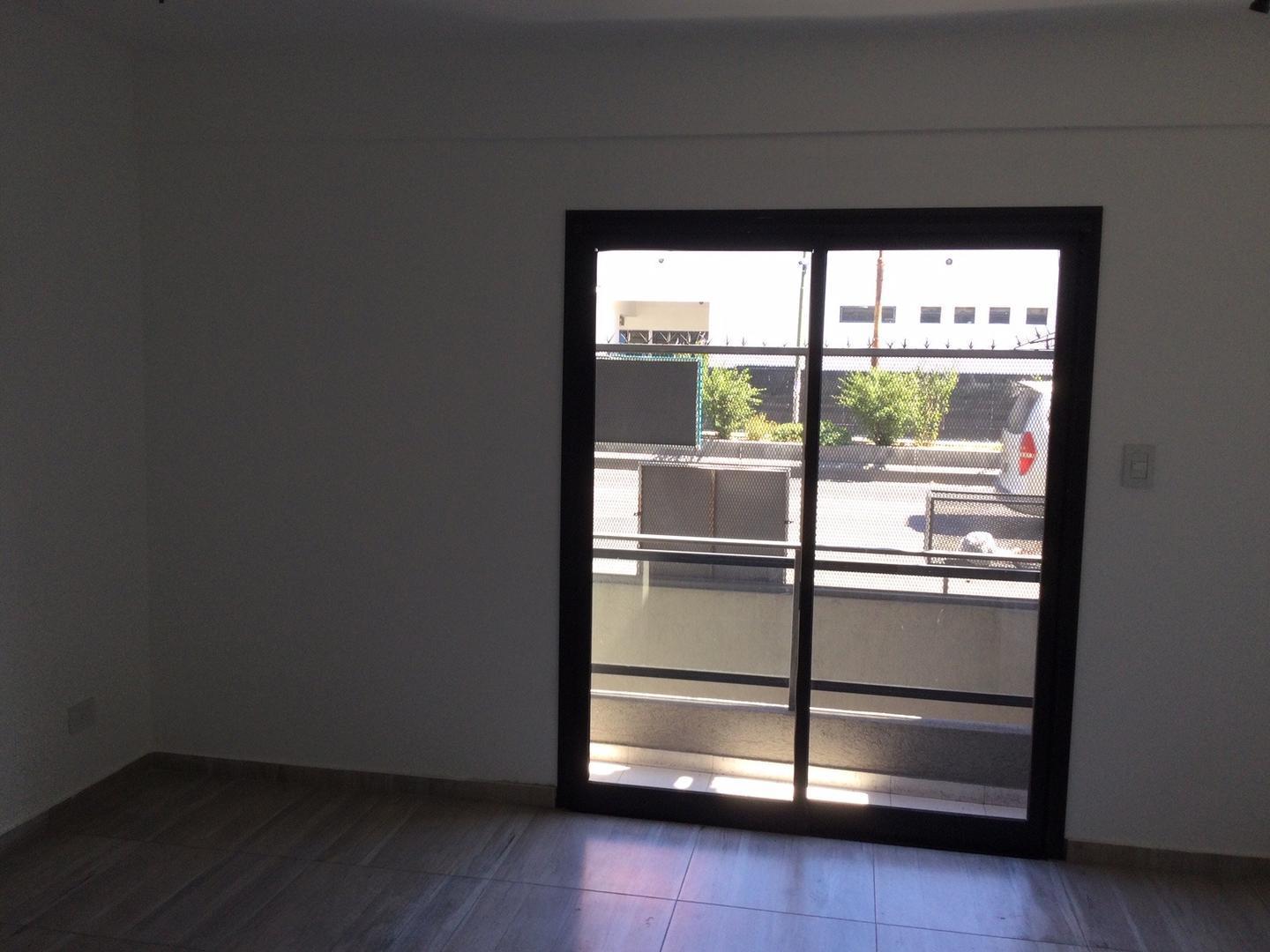Foto de VENTA DUPLEX 2 AMB.FRENTE C/BALCÓN Y PATIO BANFIELD O., imagen 2