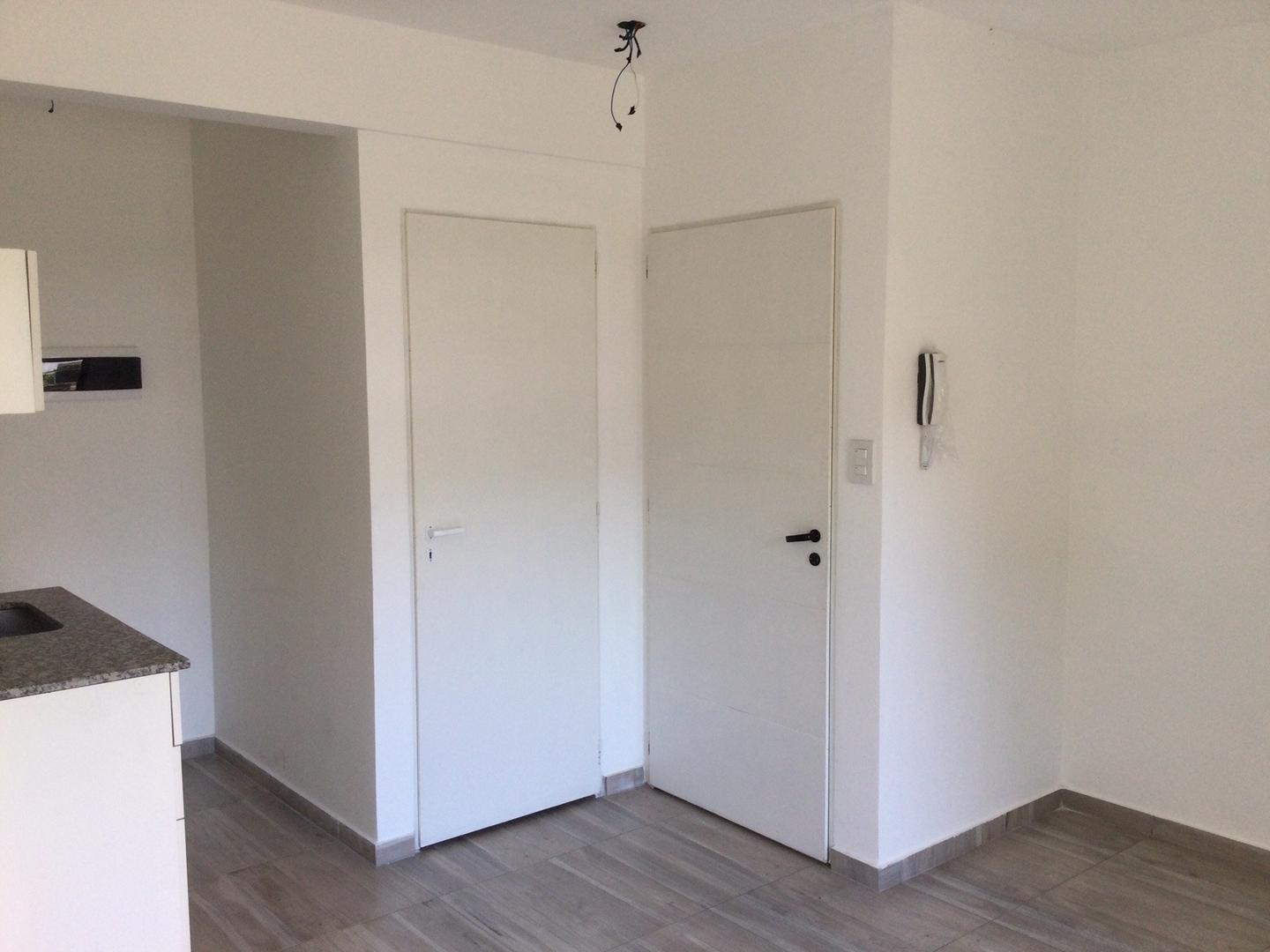 Foto de VENTA DUPLEX 2 AMB.FRENTE C/BALCÓN Y PATIO BANFIELD O., imagen 5