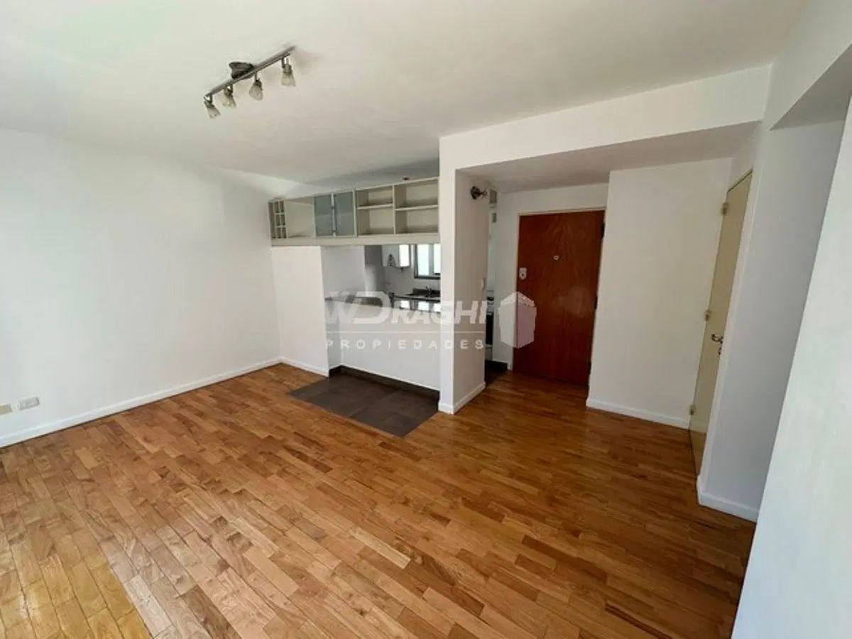 Excelente semipiso de dos ambientes, dormitorio en suite, toilette y gran balcón 5