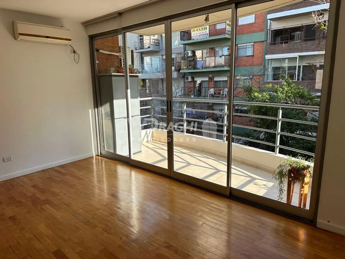 Excelente semipiso de dos ambientes, dormitorio en suite, toilette y gran balcón 1