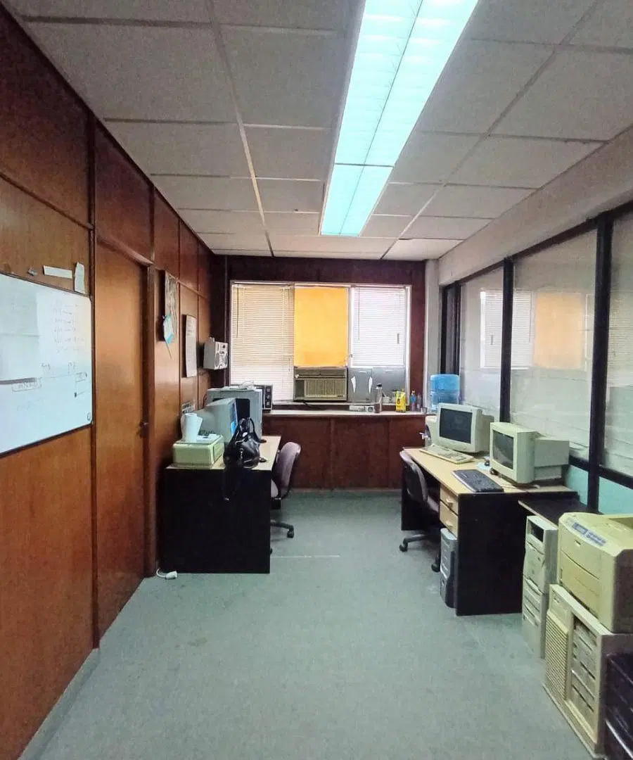 Oficina comercial en un semipiso al frente sobre la Av. Belgrano 3