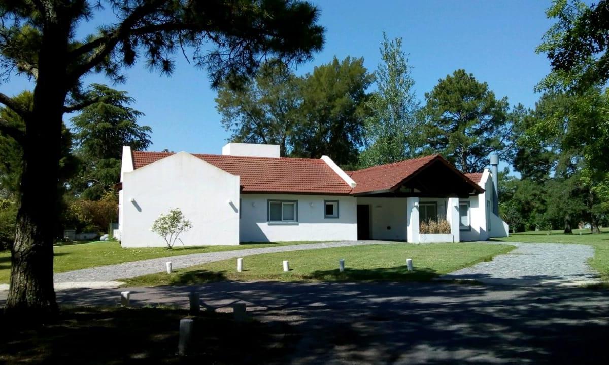 CASA EN EXCELENTE UBICACION SOBRE GOLF