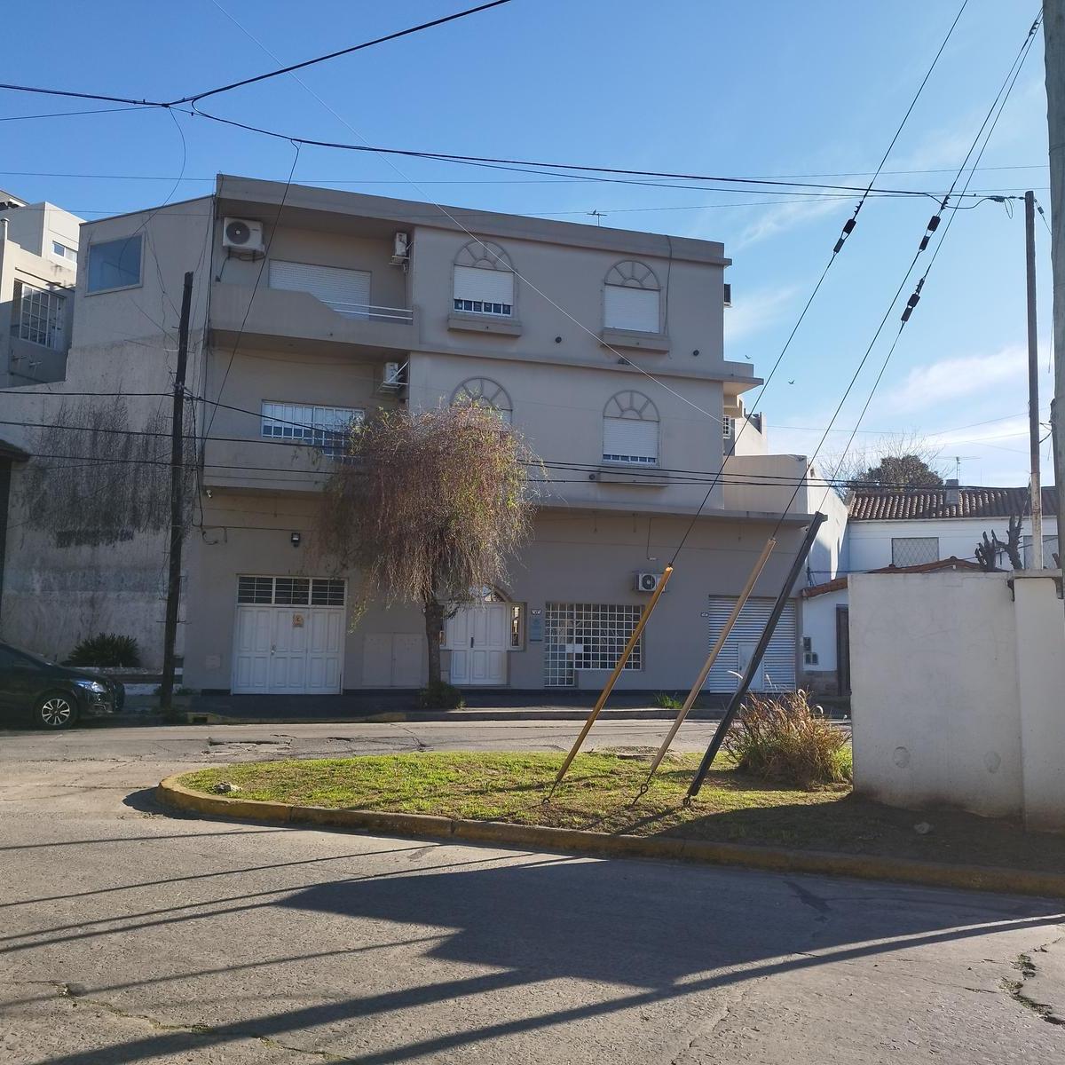 Cochera en HAEDO - Cubierta con Porton Automatico - comoda y segura zona Clinica Tacchella