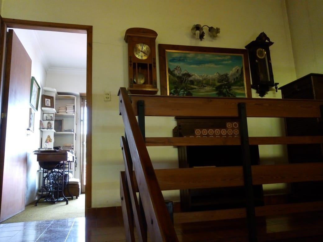 Chalet de 5 Ambientes con Cochera y Gran Jardín 2