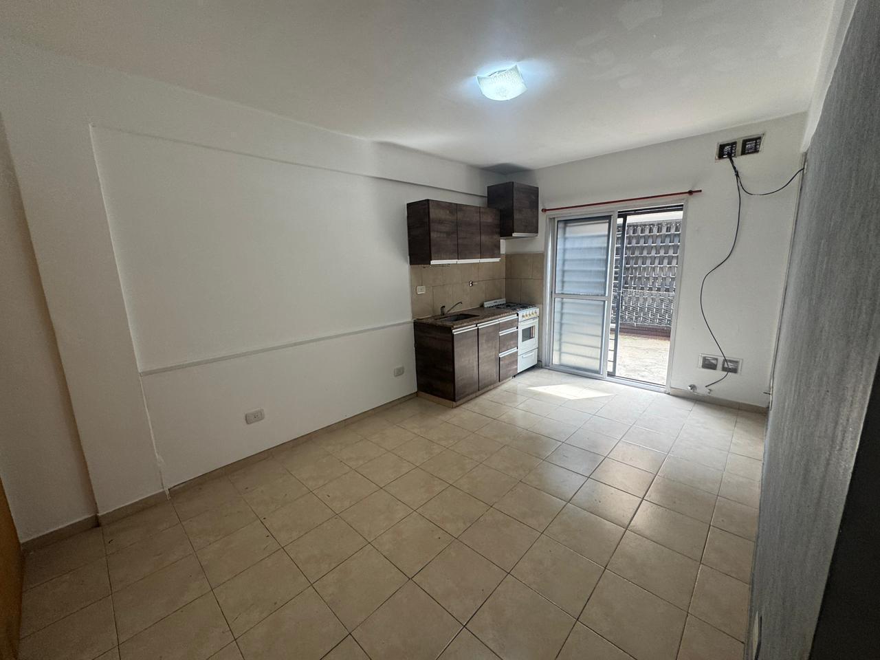 VENTA DEPARTAMENTO 2 AMBIENTES EN CASEROS CON PATIO