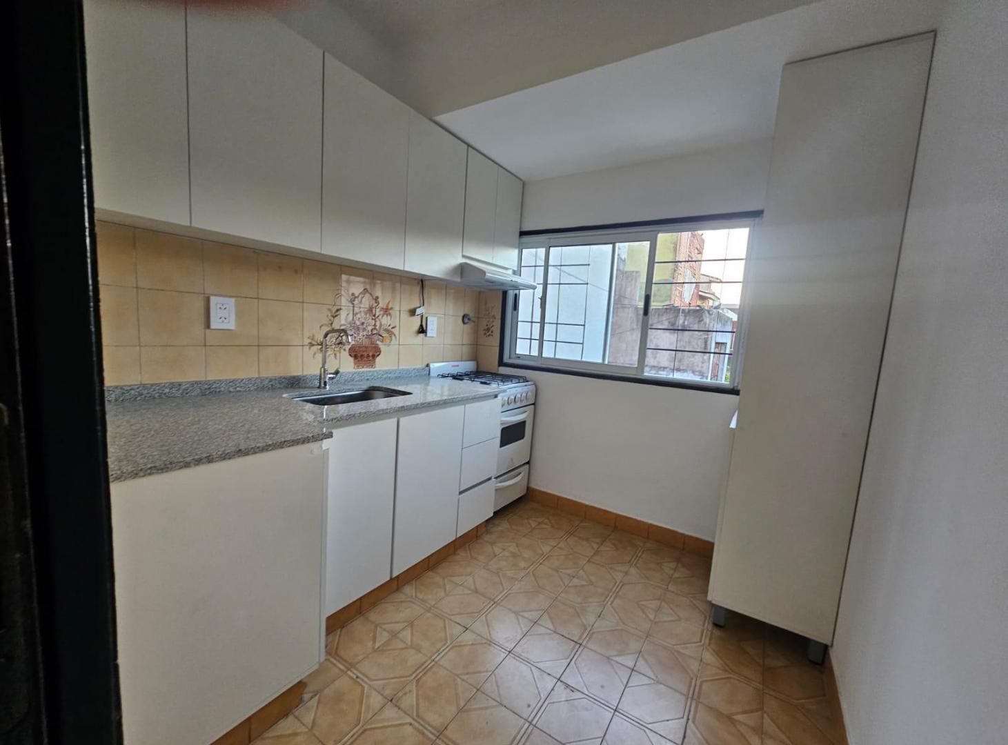 PH 4 AMBIENTES EN ALQUILER EN CASEROS, CON GRAN BALCON Y TERRAZA