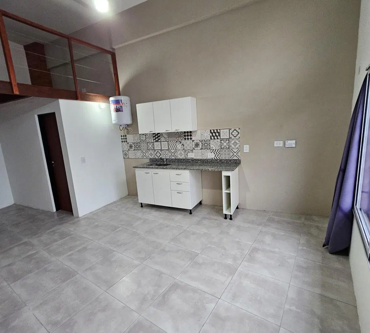 Monoambiente en alquiler en Morón, con entrepiso funcional como dormitorio 2