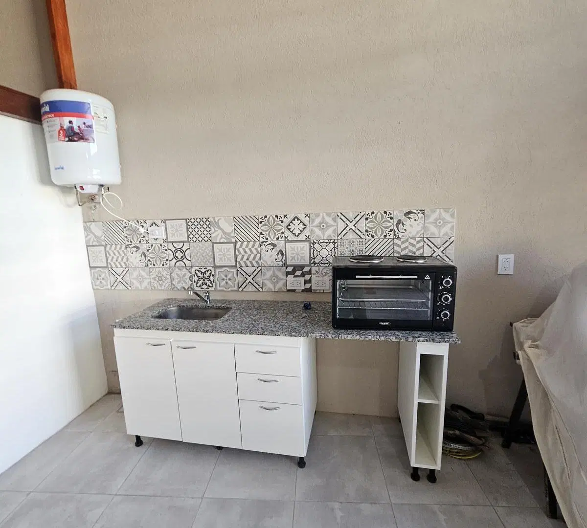 Monoambiente con gran entrepiso (funcional como dormitorio) en alquiler, renovado por completo 4