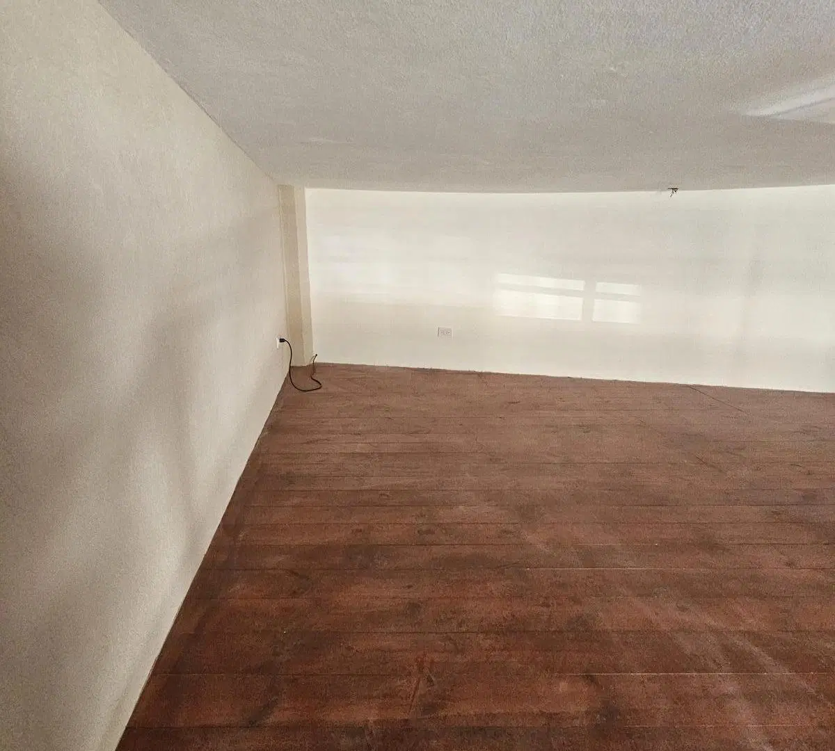 Monoambiente con gran entrepiso (funcional como dormitorio) en alquiler, renovado por completo 3