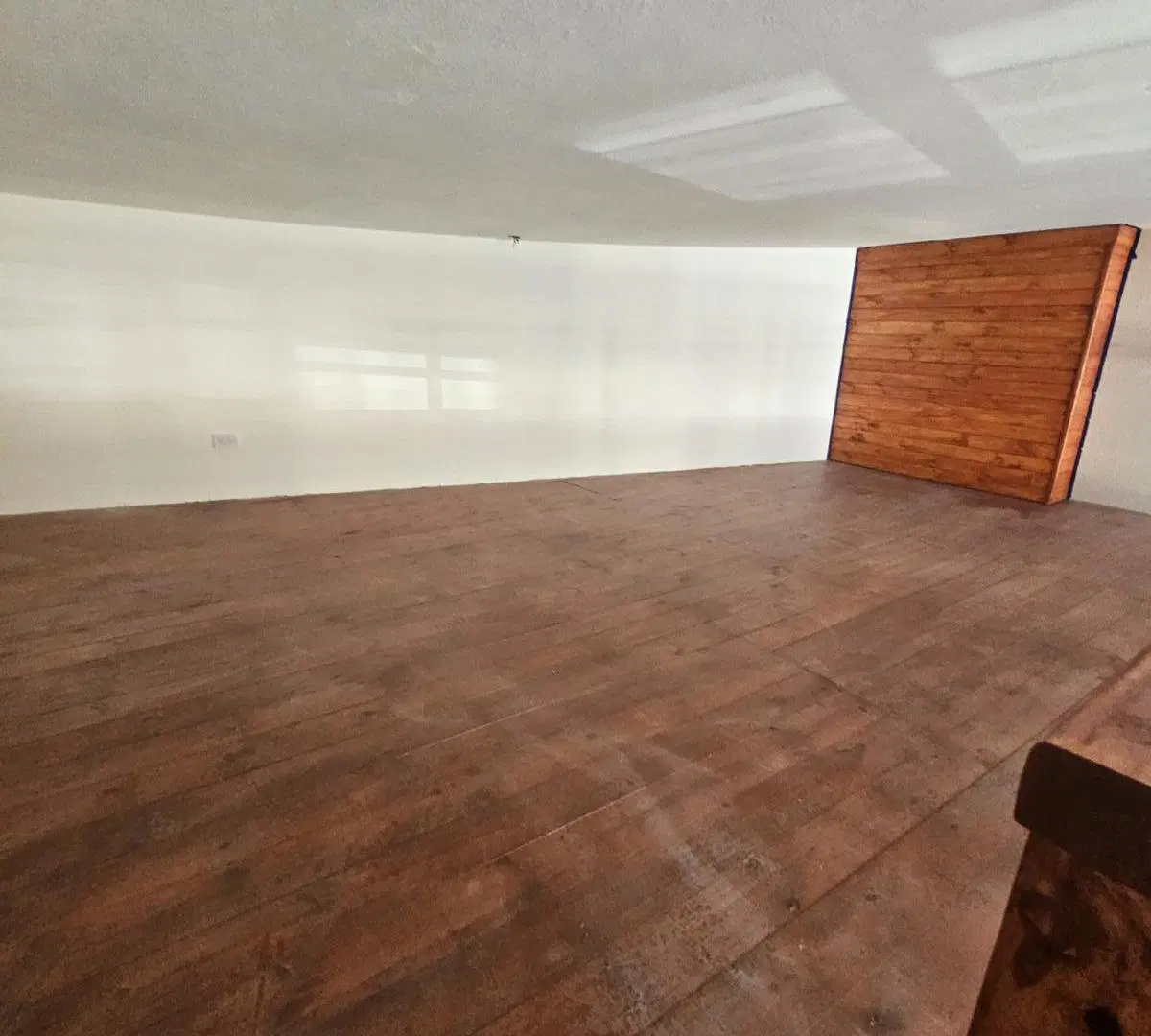 Monoambiente con gran entrepiso (funcional como dormitorio) en alquiler, renovado por completo 5