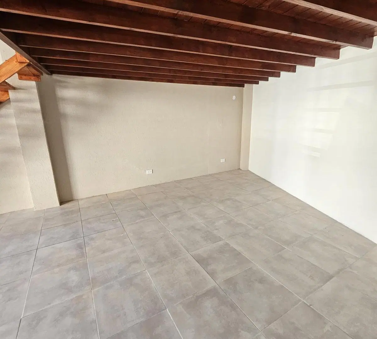 Monoambiente con gran entrepiso (funcional como dormitorio) en alquiler, renovado por completo 3