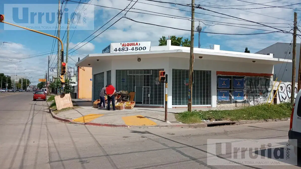 Local  esquina Moreno 4