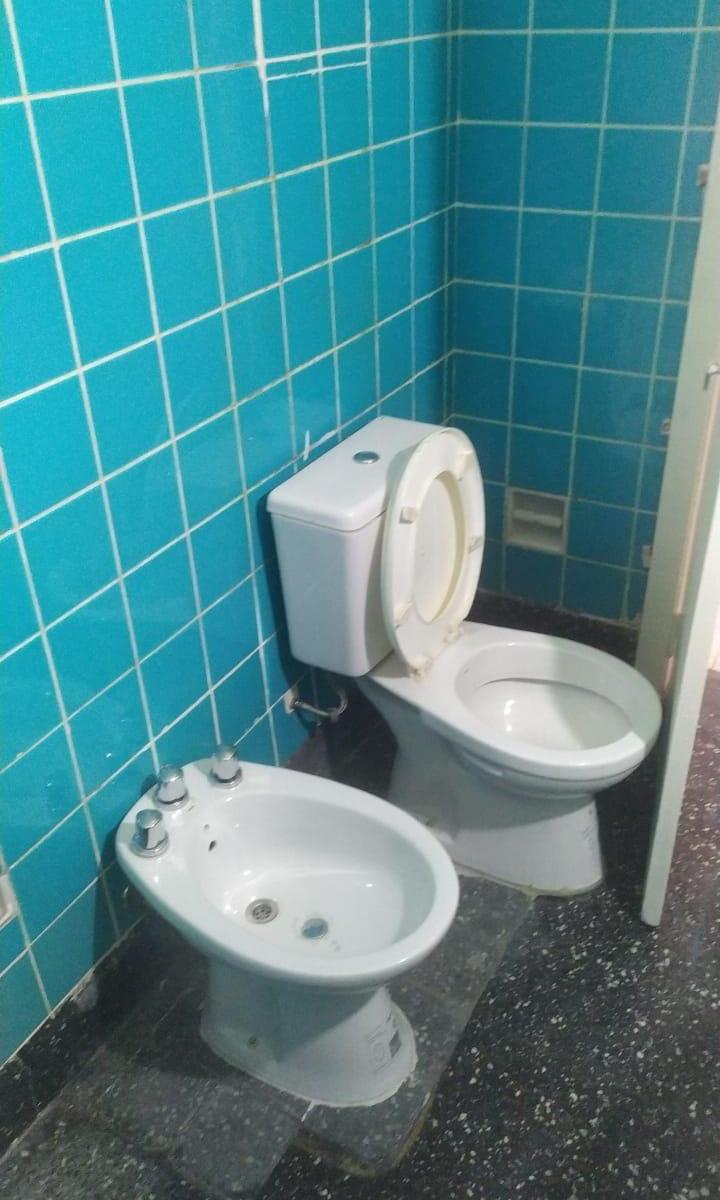 Foto de P.H 4 AMBIENTES SOLO USO PROFESIONAL O COMERCIAL Av.de Mayo y Saavedra, imagen 5