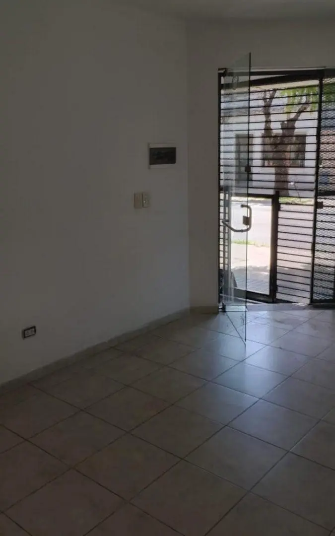 Local comercial sobre Av. TRES de Febrero 502 Villa Sarmiento 4