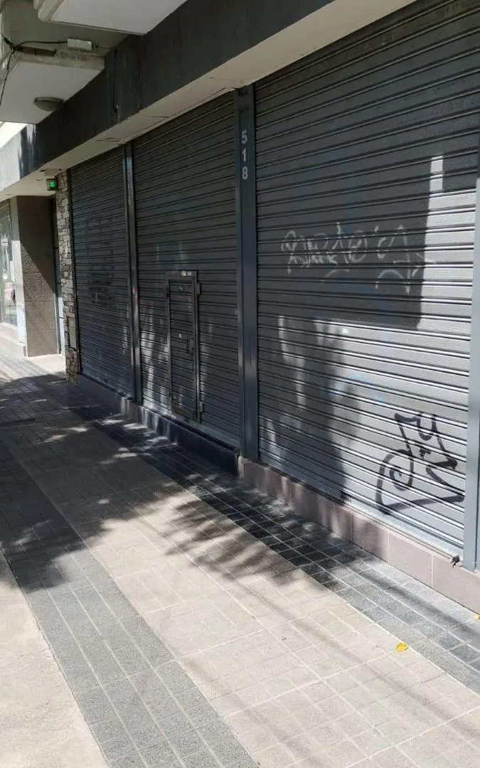Local comercial sobre Av. TRES de Febrero 502 Villa Sarmiento 2