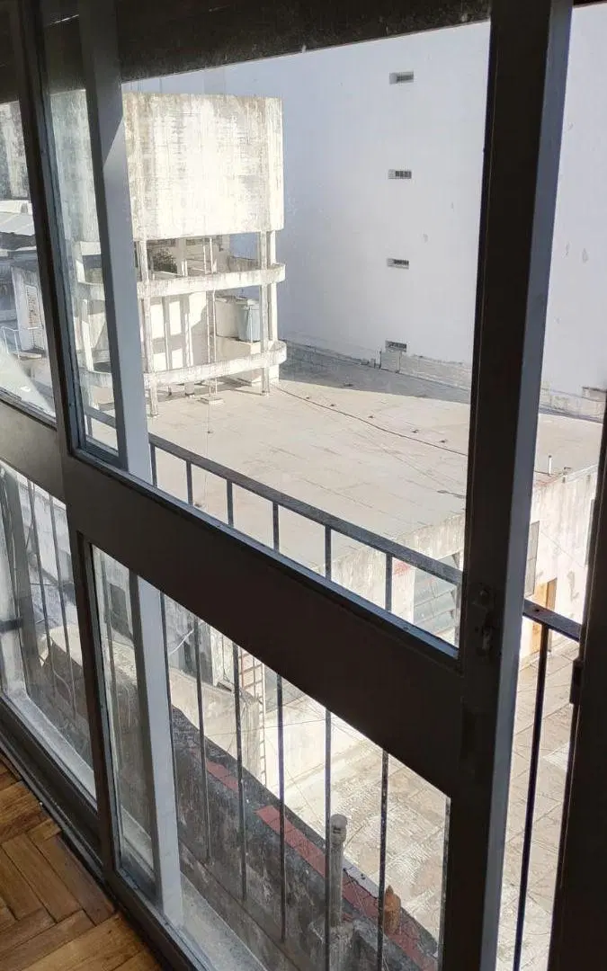 SEMIPISO EN ALQUILER DE TRES AMBIENTES MUY AMPLIOS Y LUMINOSOS .APTO PROFESIONAL.EXCELENTE UBICACION 2
