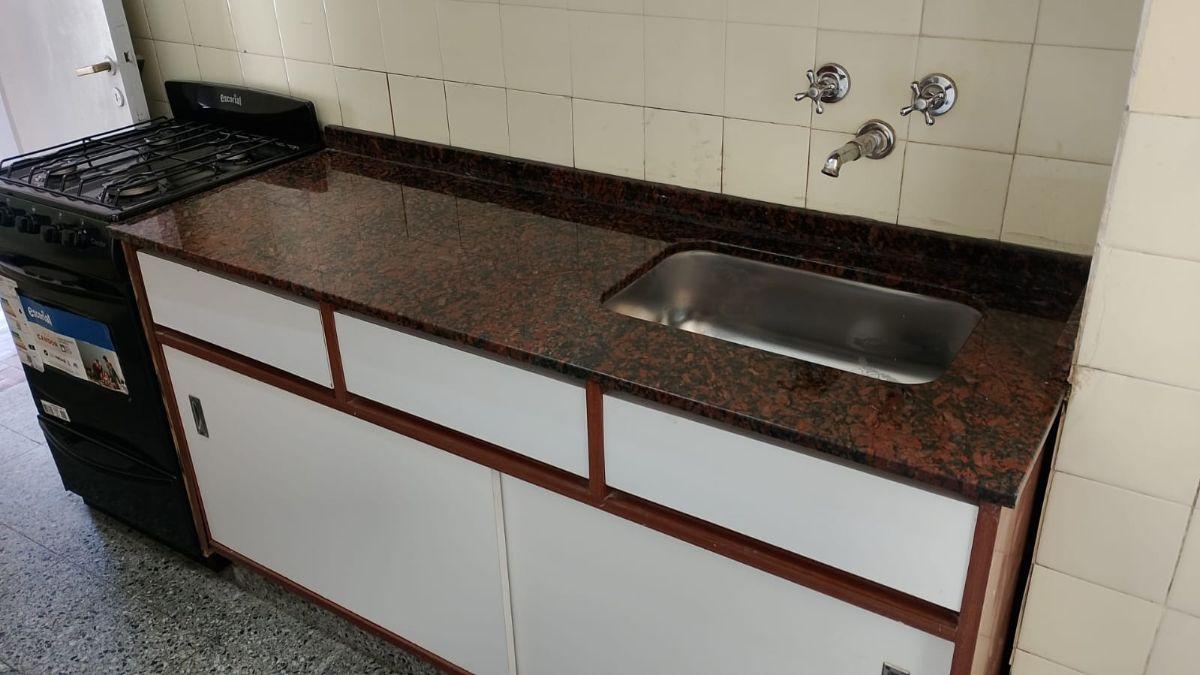 Foto de SEMIPISO EN ALQUILER DE TRES AMBIENTES MUY AMPLIOS Y LUMINOSOS .APTO PROFESIONAL.EXCELENTE UBICACION, imagen 1