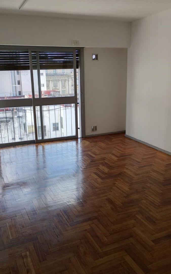 SEMIPISO EN ALQUILER DE TRES AMBIENTES MUY AMPLIOS Y LUMINOSOS .APTO PROFESIONAL.EXCELENTE UBICACION
