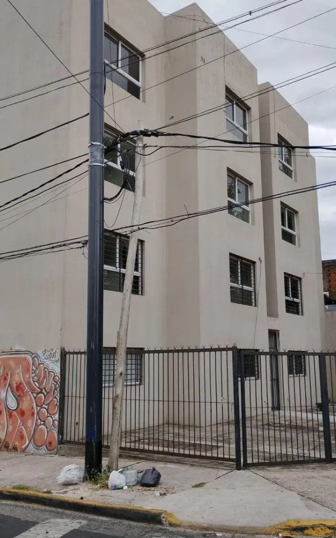 EDIFICIO EN CUATRO PLANTAS EN EXCELENTE UBICACION 12 UNIDADES MONOAMBIENTE Y 4 UNIDADES EN DUPLEX 4