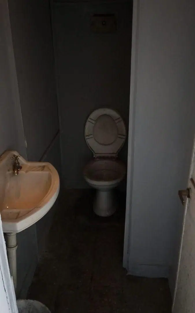 LOCAL CON VIDRIERA VARIOS DESTINOS C/GAS 40 M2 APROXIMADAMENTE EN RAMOS MEJIA 2