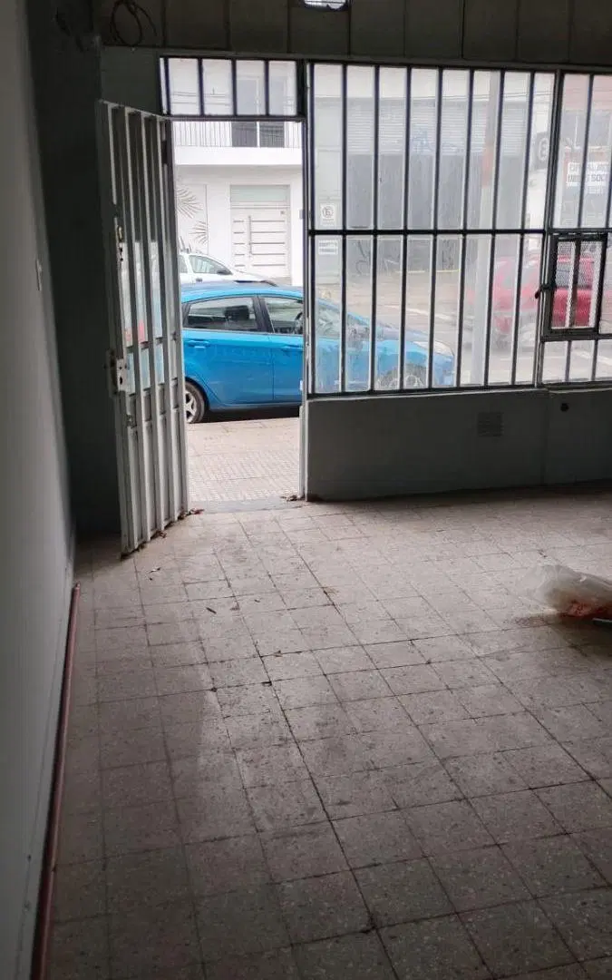 LOCAL CON VIDRIERA VARIOS DESTINOS C/GAS 40 M2 APROXIMADAMENTE EN RAMOS MEJIA 4