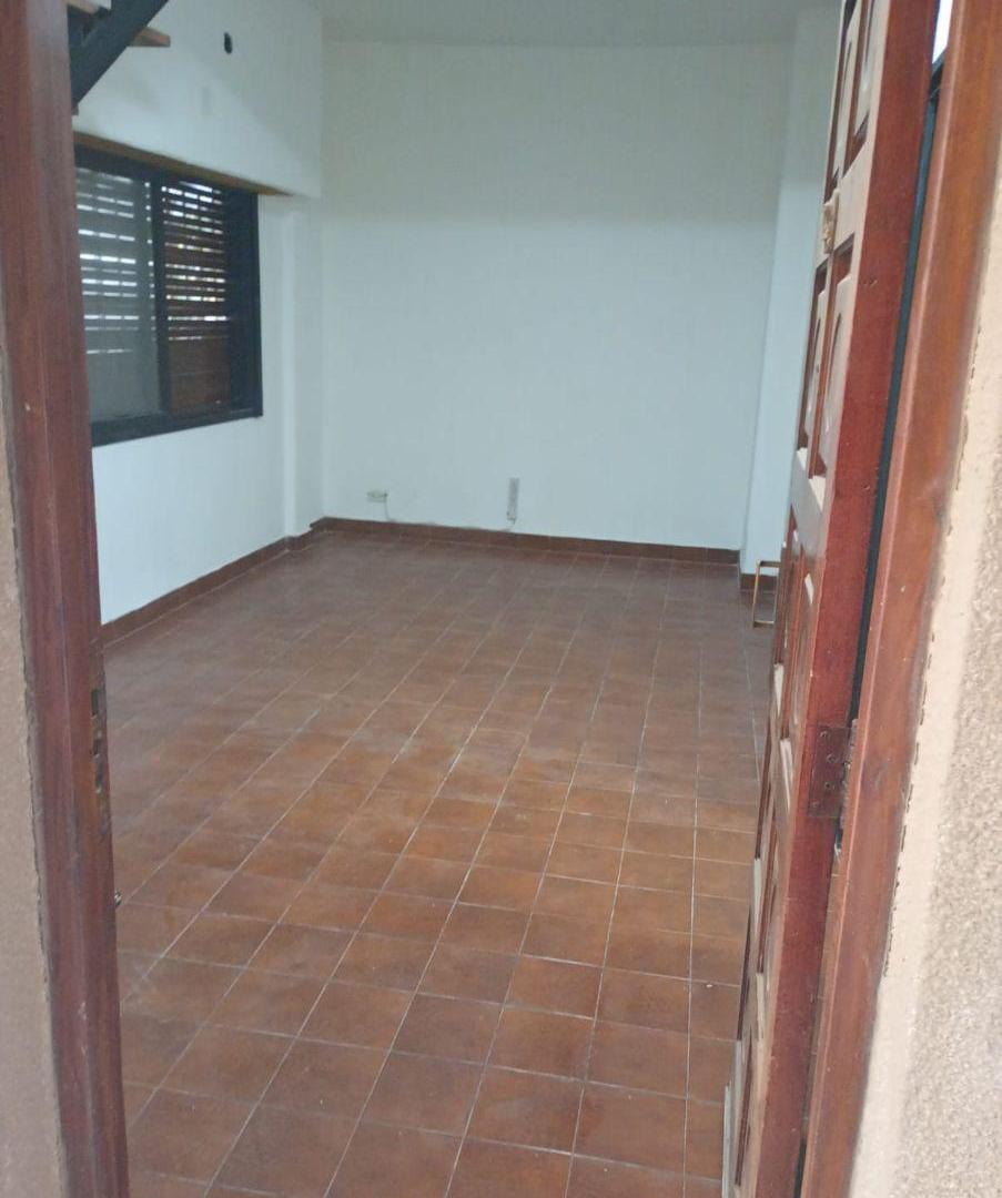 Foto de PH DUPLEX de 80 m² DE TRES AMBIENTES CON COCHERA en alquiler en Villa Sarmiento, imagen 2