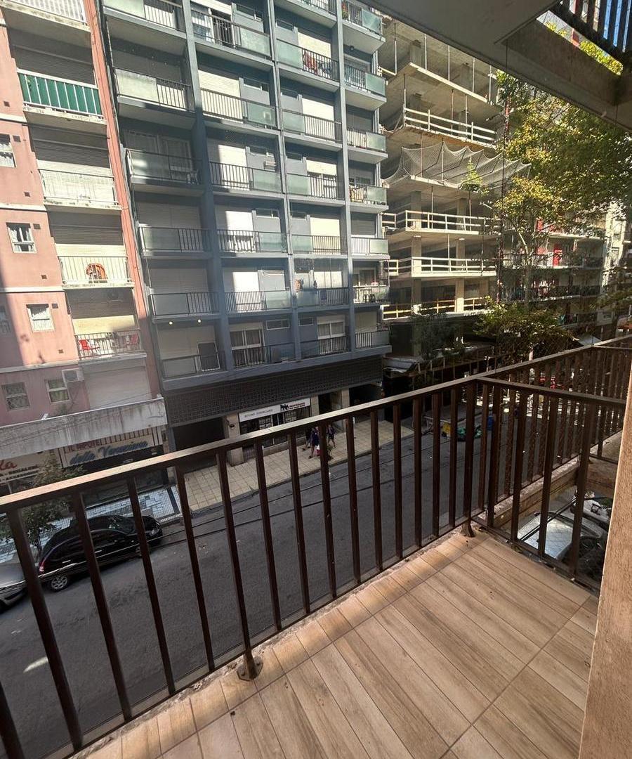 Departamento en venta 2 ambientes a la calle con balcon saliente.