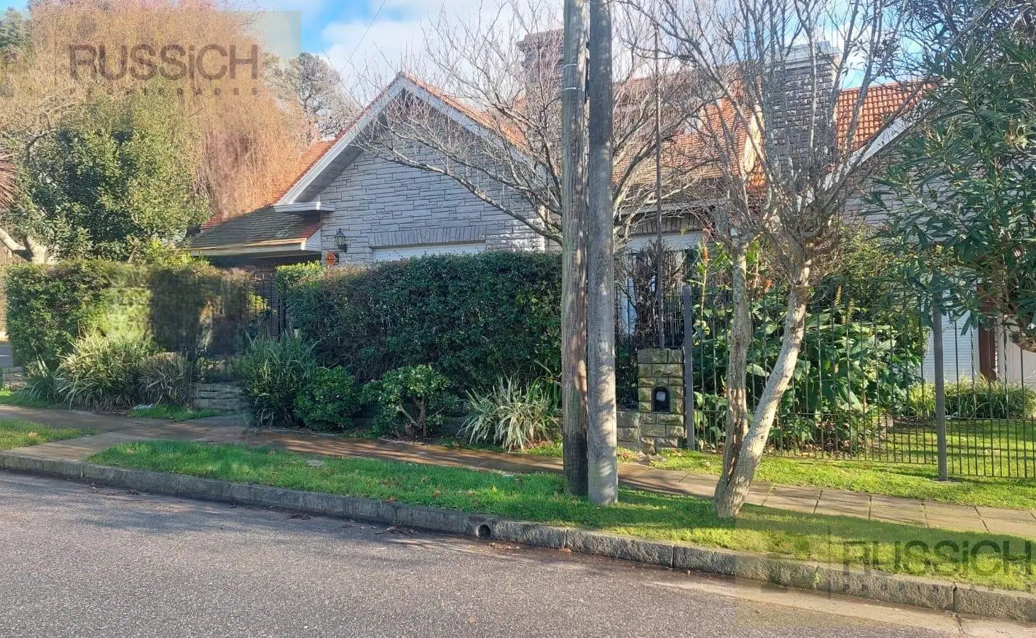 Chalet de 5 ambientes en esquina, barrio Guemes 3