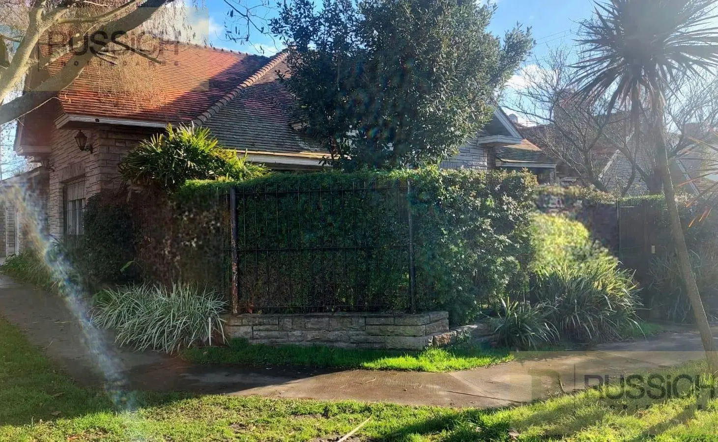 Chalet de 5 ambientes en esquina, barrio Guemes 1