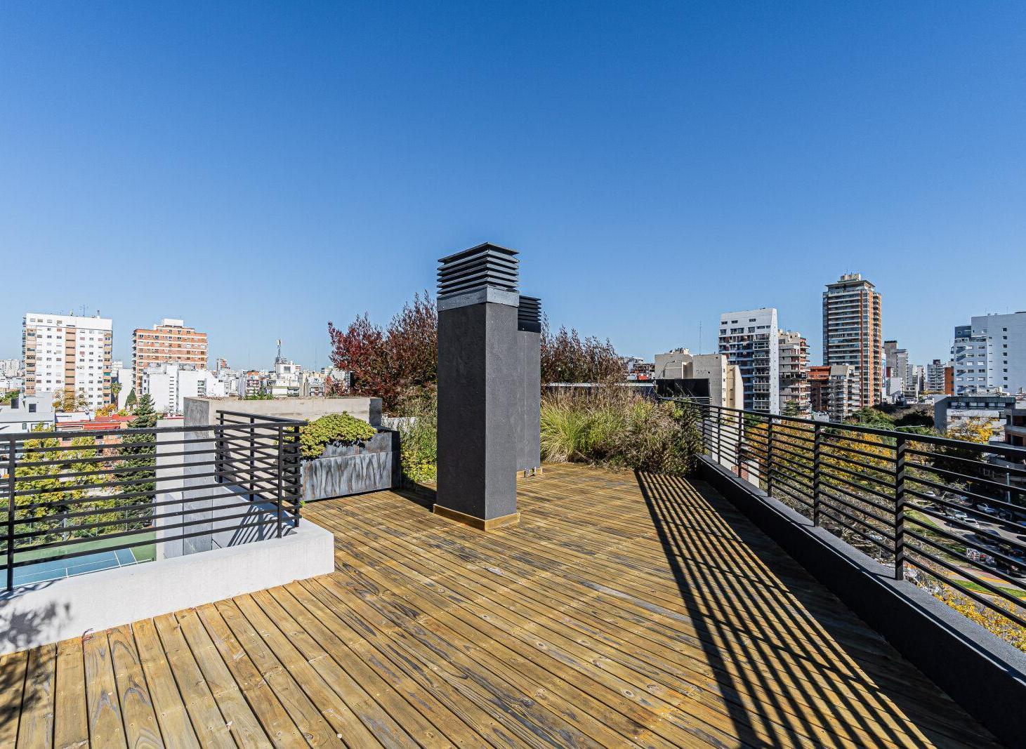 SEMIPISO . FRENTE . BALCÓN CORRIDO CON VISTA ABIERTA A BOULEVARD