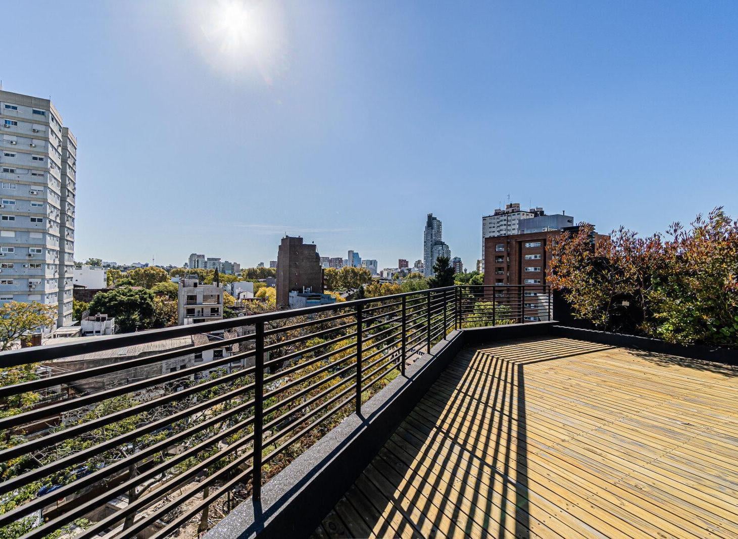 SEMIPISO . FRENTE . BALCÓN CORRIDO CON VISTA ABIERTA A BOULEVARD
