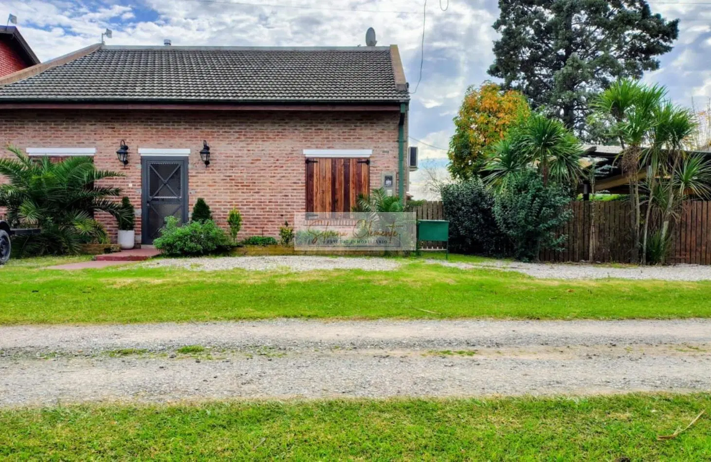 Hermosa casa 4 ambientes sobre doble lote con parque, quincho y parrilla 2