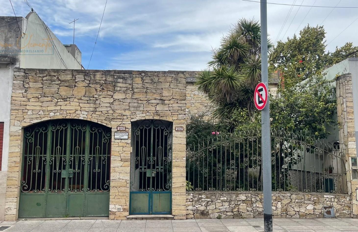 Foto de Casa Multifamiliar en Venta con Dos Viviendas, Amplio Patio y Terraza, imagen 1