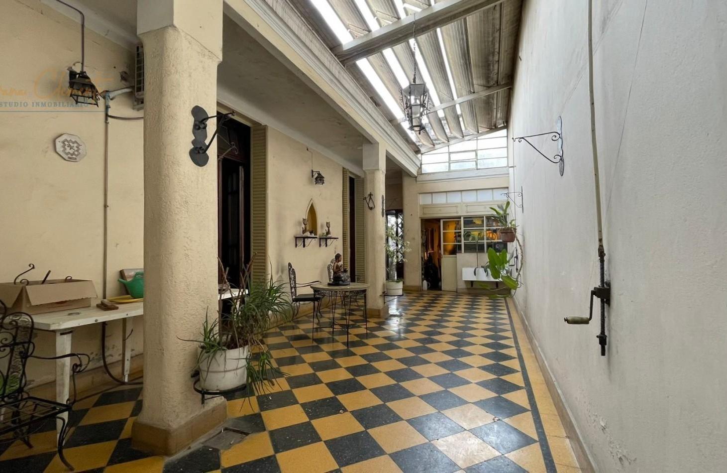 Foto de Casa Multifamiliar en Venta con Dos Viviendas, Amplio Patio y Terraza, imagen 2