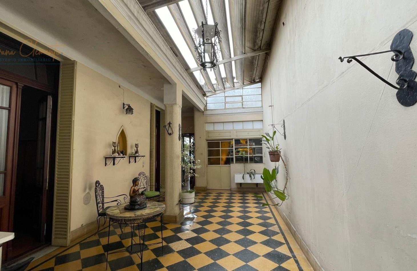 Foto de Casa Multifamiliar en Venta con Dos Viviendas, Amplio Patio y Terraza, imagen 3