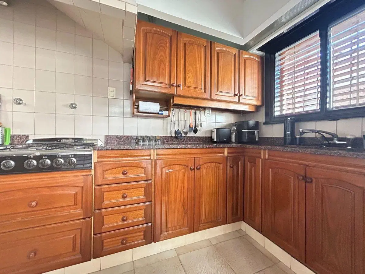 Venta casa 4 ambientes Villa Raffo pileta y jardín 3