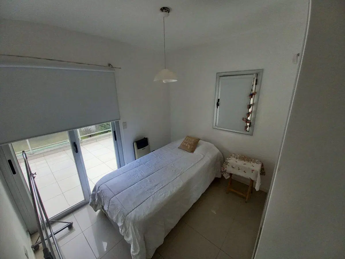 VENTA CASA 5 AMB. CON PILETA EN BARRIO PRIVADO 2