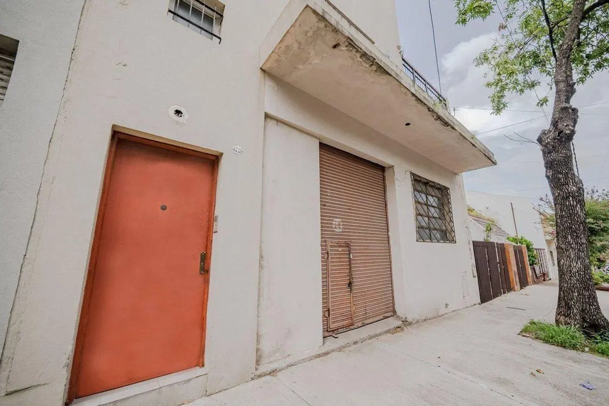Casa 140 m, Local 70 m, fondo 104 m. Lote propio 3