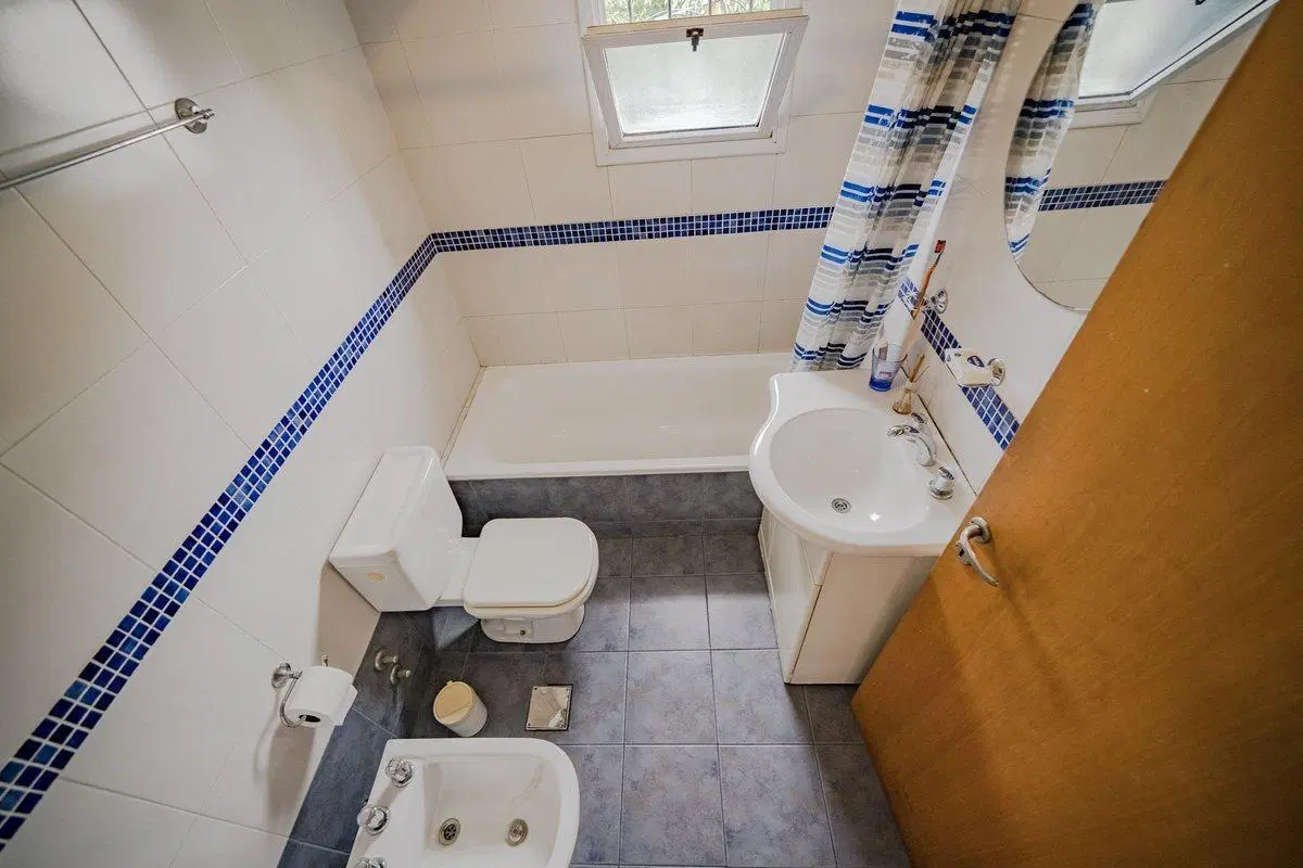 Casa 140 m, Local 70 m, fondo 104 m. Lote propio 5