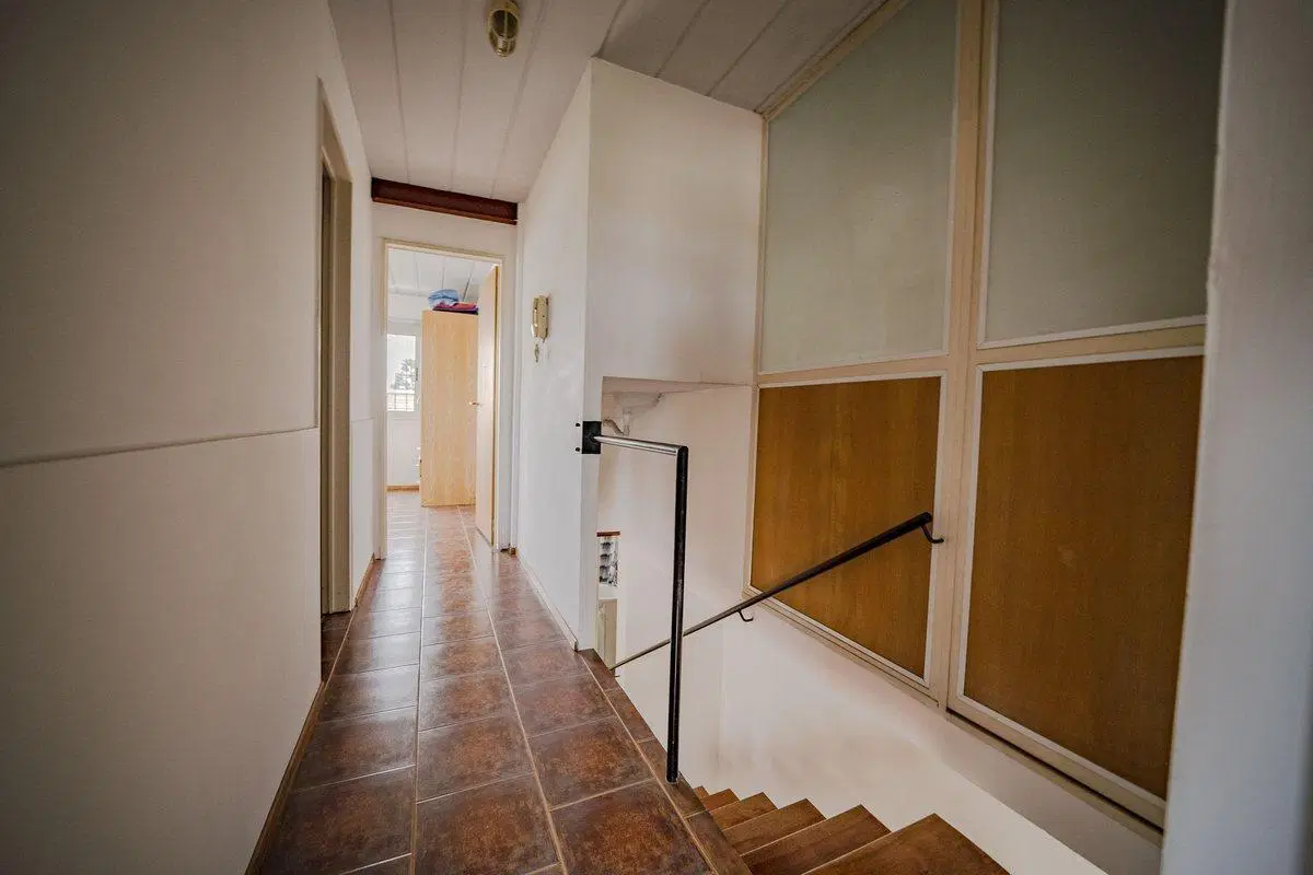 Casa 140 m, Local 70 m, fondo 104 m. Lote propio 4