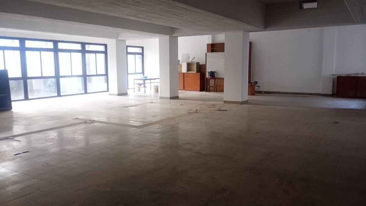 AMPLIO LOCAL A LA CALLE CON OFICINAS EN 1° PISO