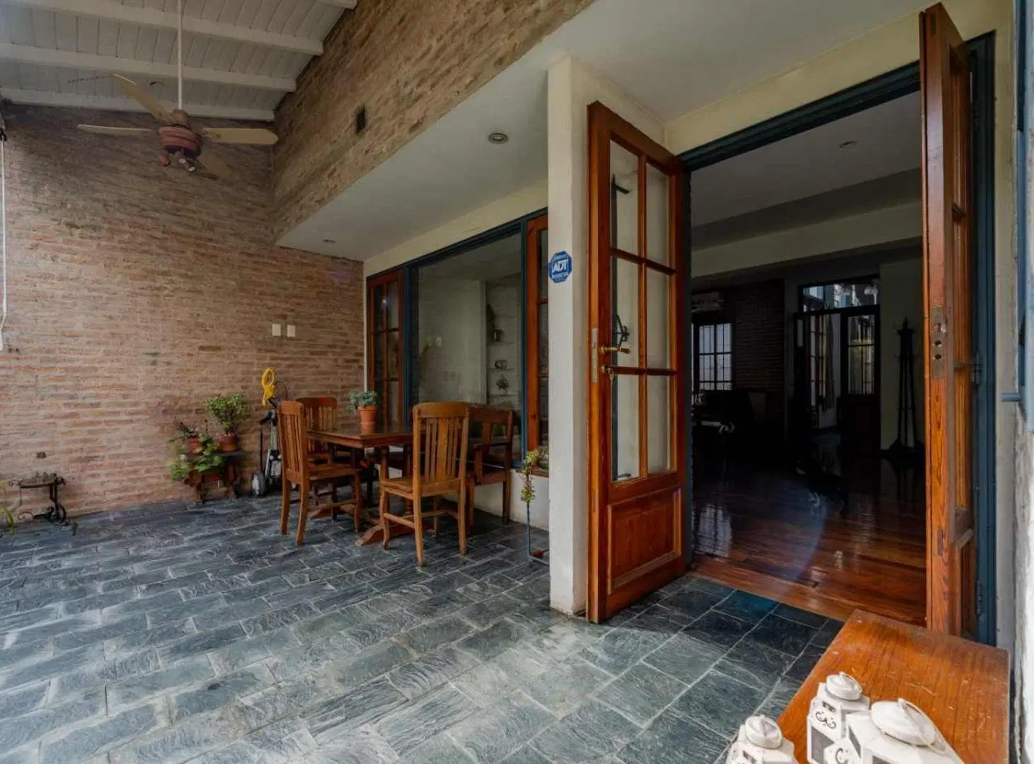 VENTA HERMOSA CASA CON JARDÍN Y PATIO IMPECABLE! 3
