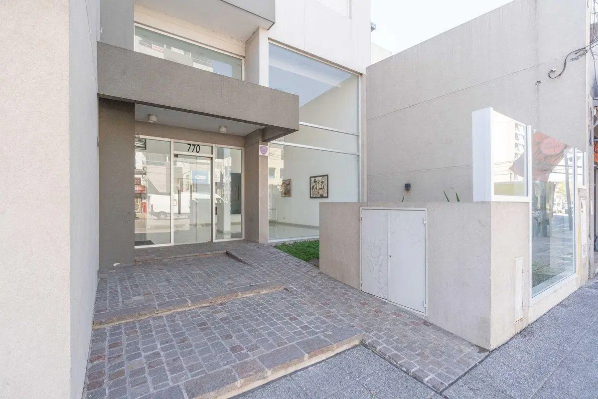 VENTA DEPARTAMENTO 2 AMB. C/ BALCÓN Y COCHERA 3