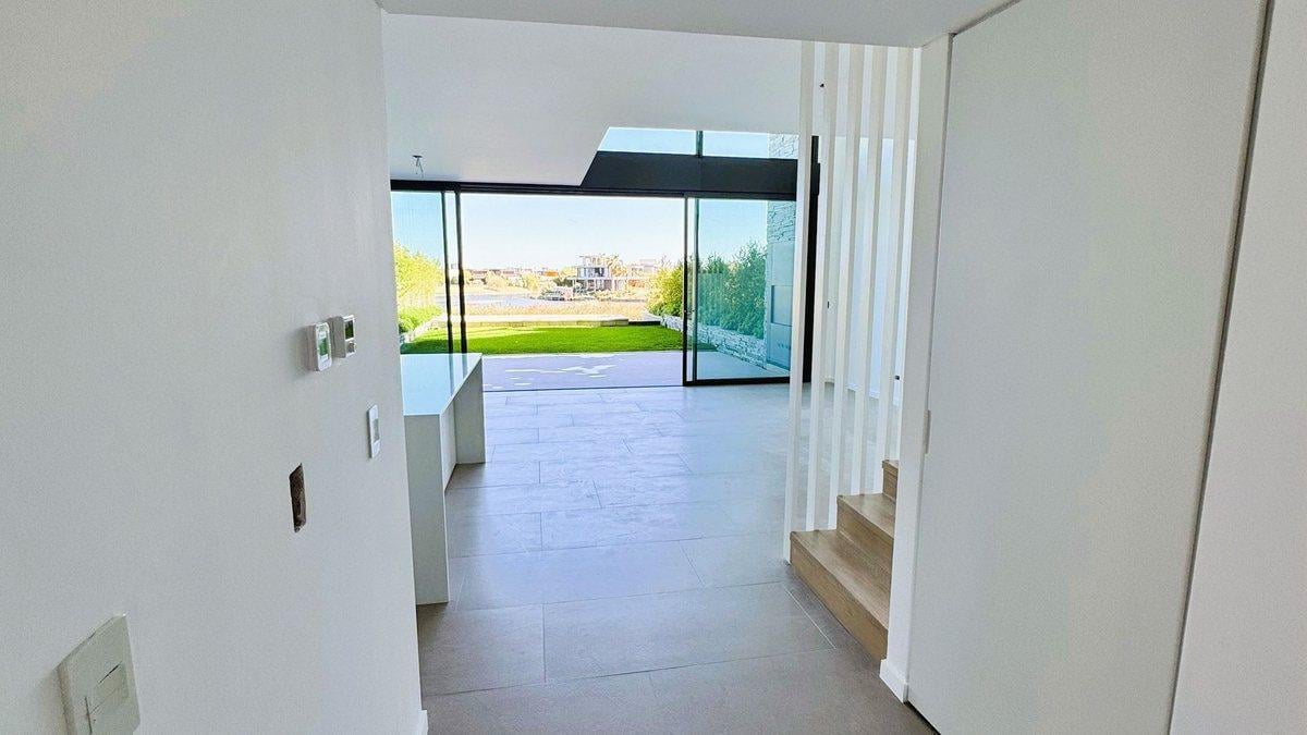 OCEANA - VENTA - JARDIN PILETA Y PARRILLA - 2 coch
