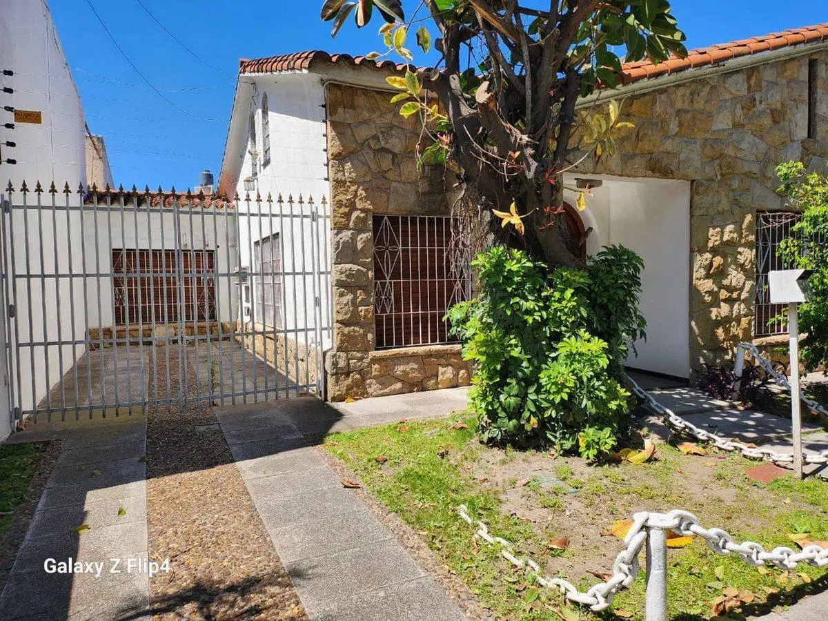 CASA TIPO CHALET CON PILETA Y QUINCHO 4