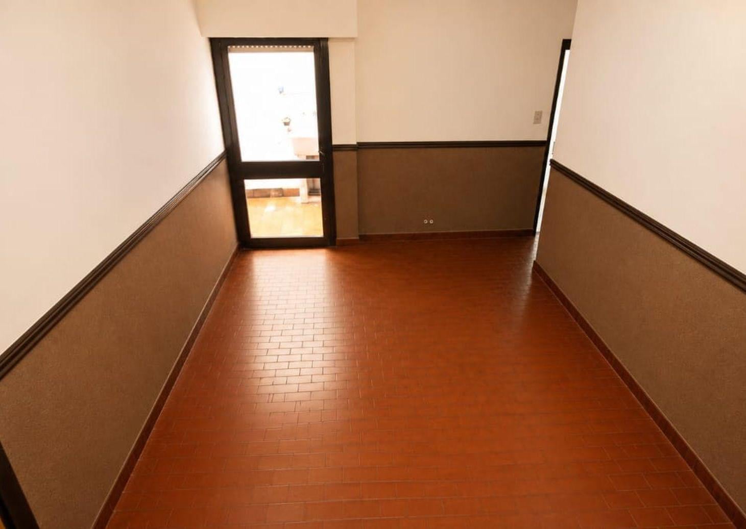 DEPTO 2 AMB. PATIO. POTENCIAL PARA RECICLAR