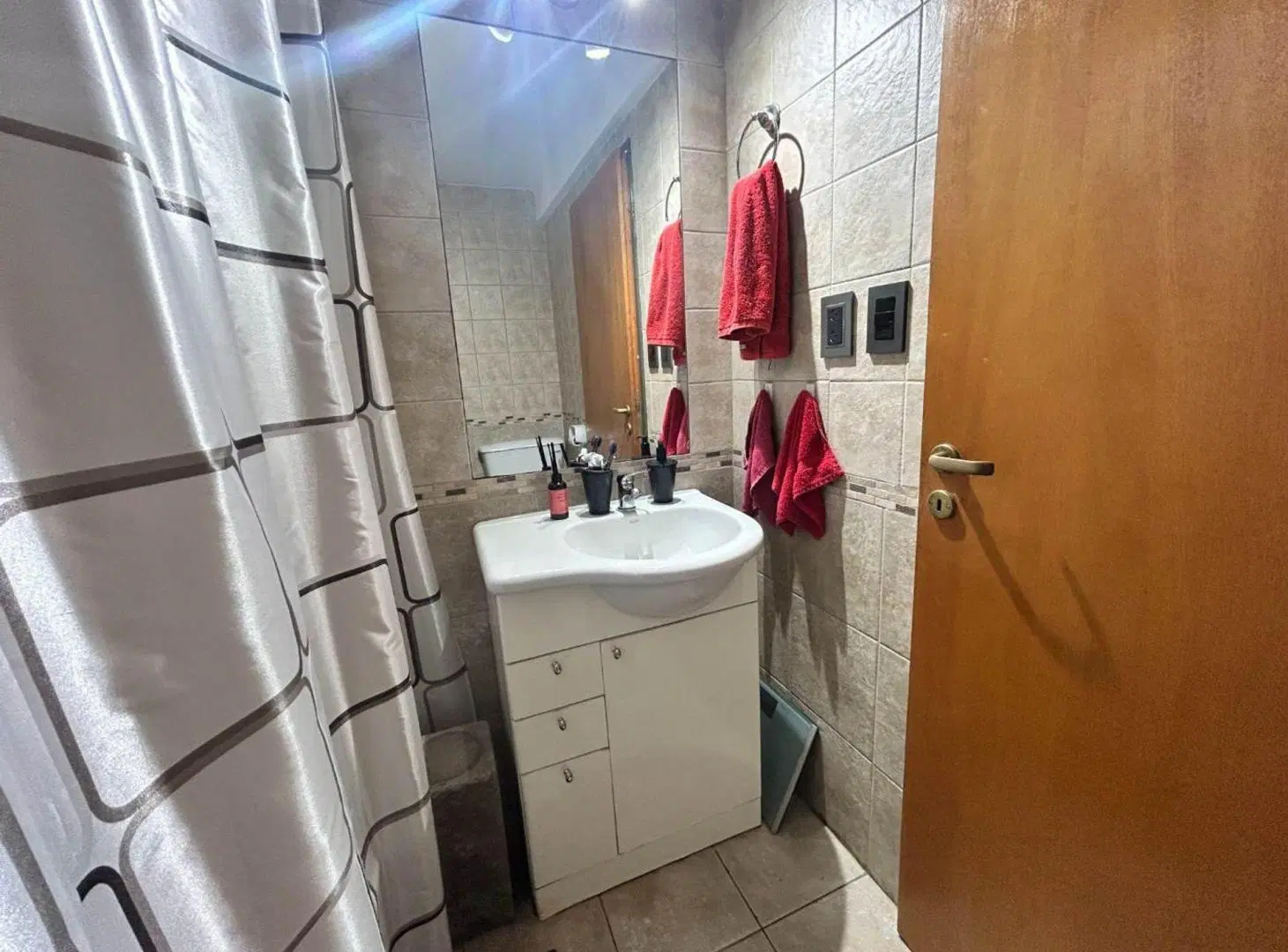 VENTA MONOAMBIENTE CON BALCON LUMINOSO EN PISO 12 3