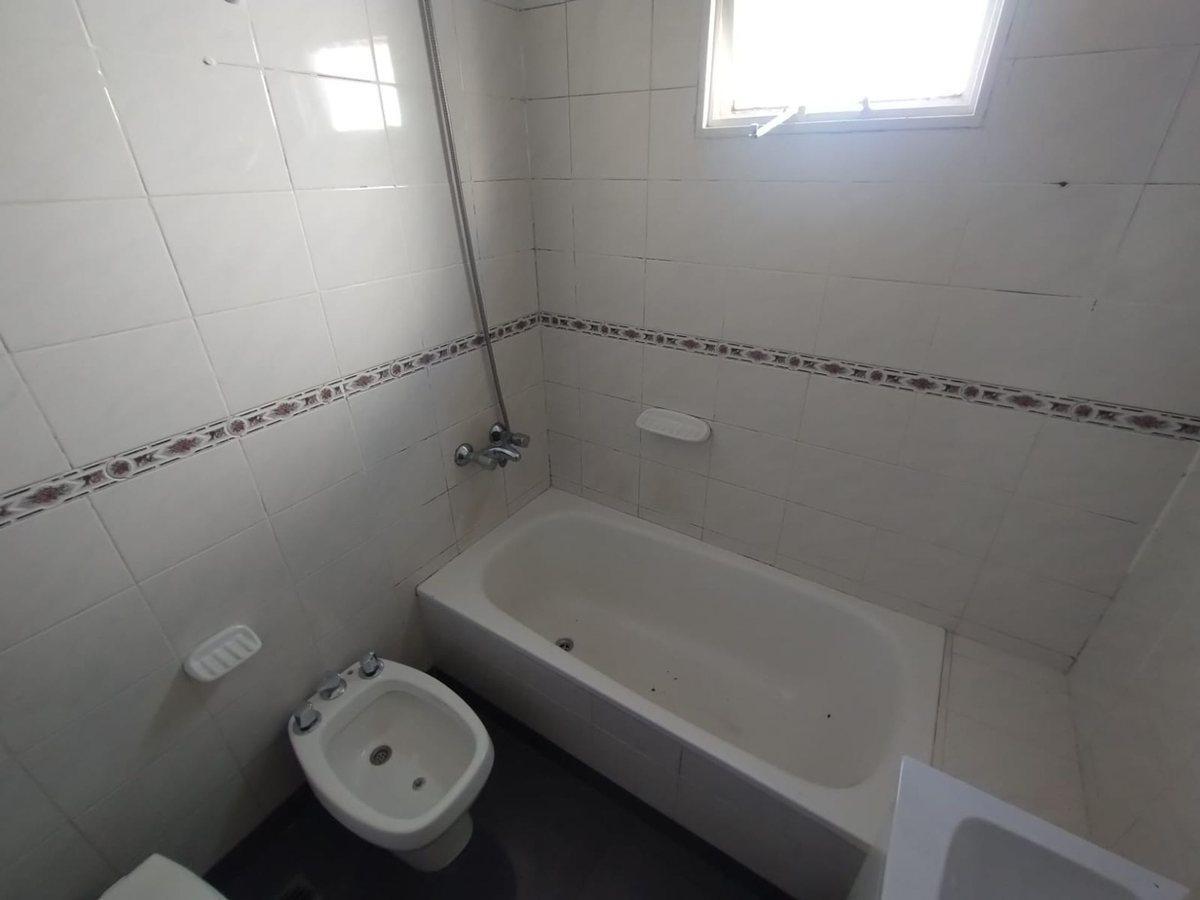 Foto de Venta 3 amb. Parque Chacabuco. Balcón y cochera., imagen 2