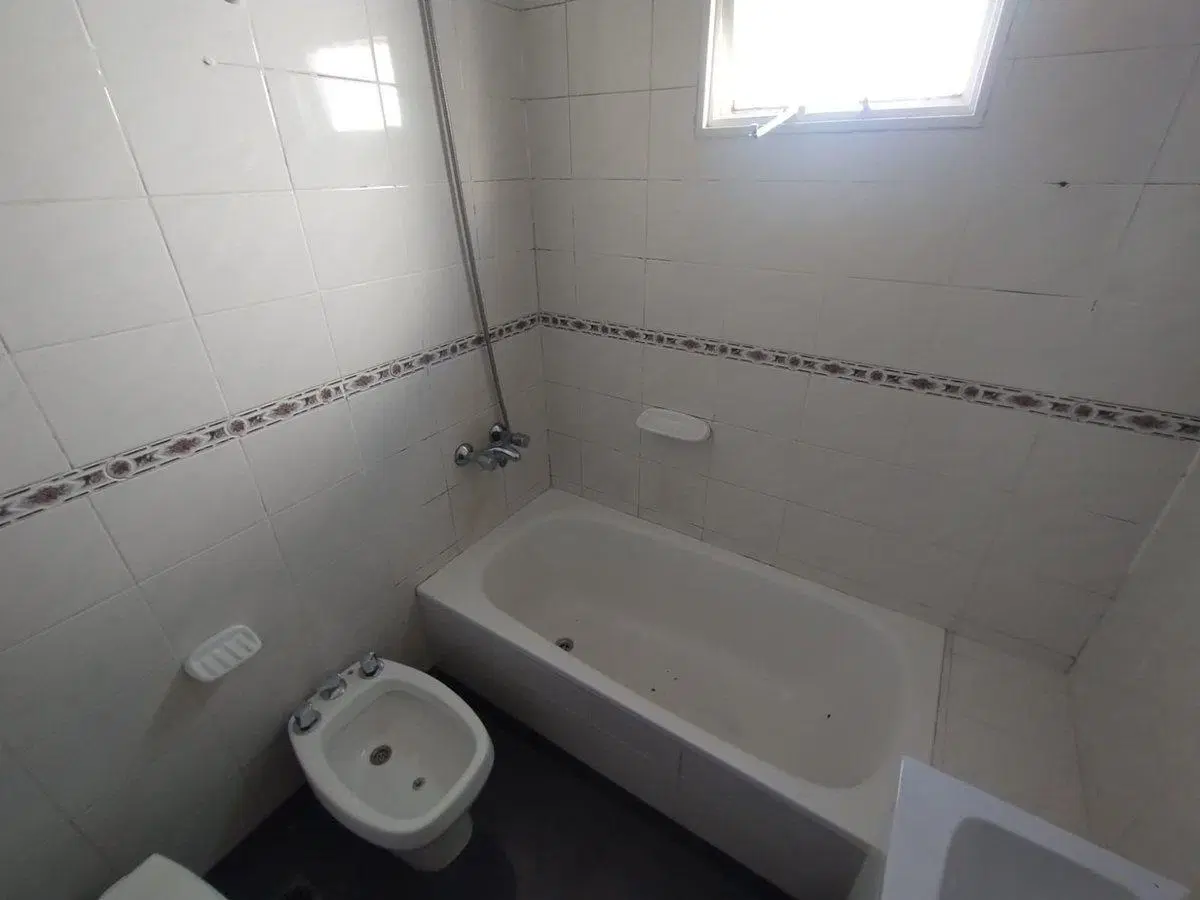 Venta 3 amb. Parque Chacabuco. Balcón y cochera. 2