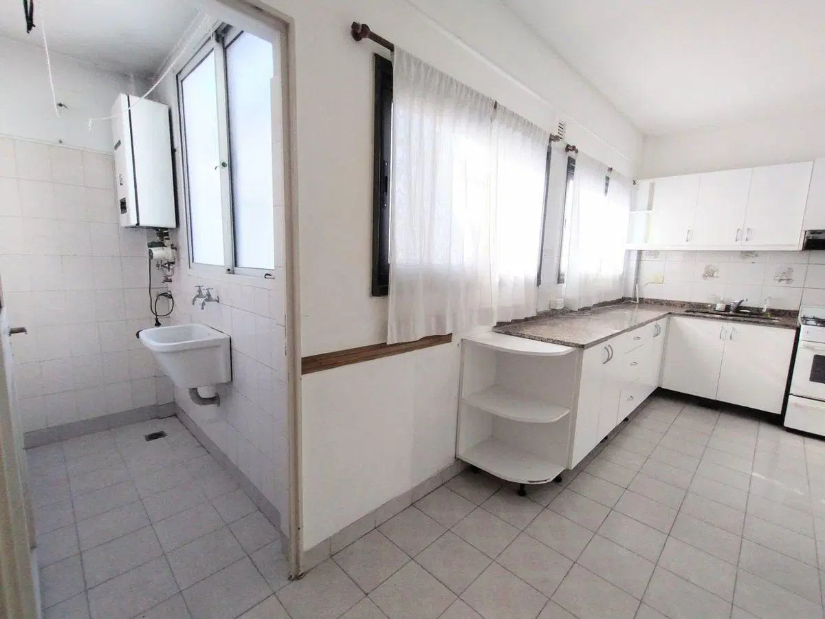 Venta 3 amb. Parque Chacabuco. Balcón y cochera. 8